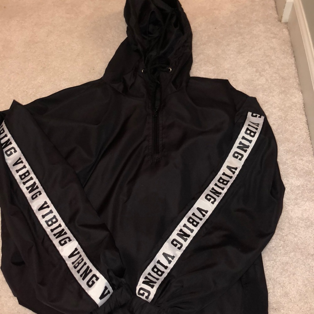 ‘VIBING’ windbreaker